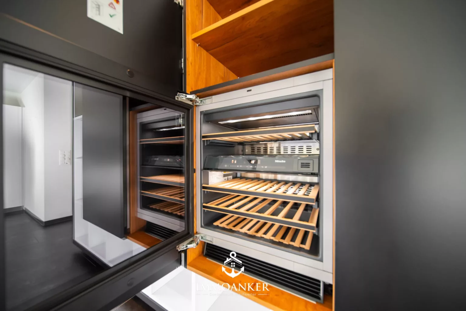 Moderne Weinkühlschrank-Nische