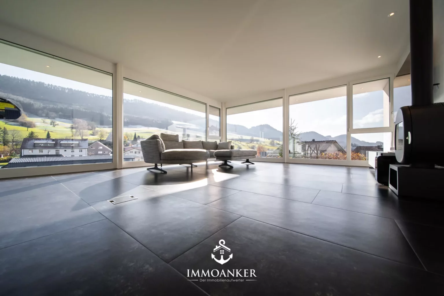 Wohnraum mit Panoramafenstern
