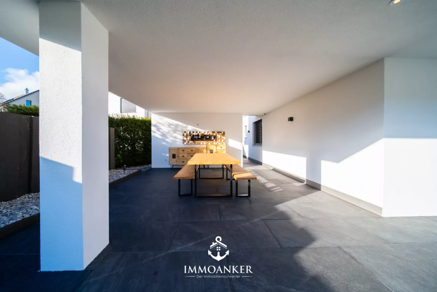 Überdachte Terrasse mit Essbereich