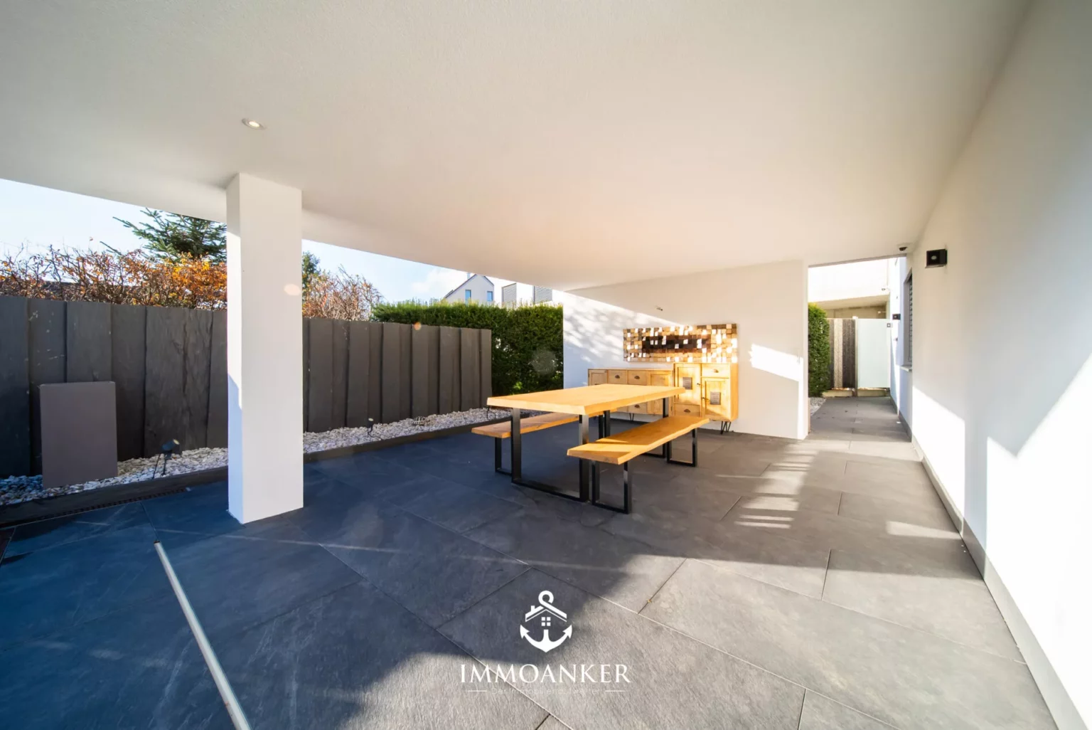 Überdachte Terrasse mit Essbereich