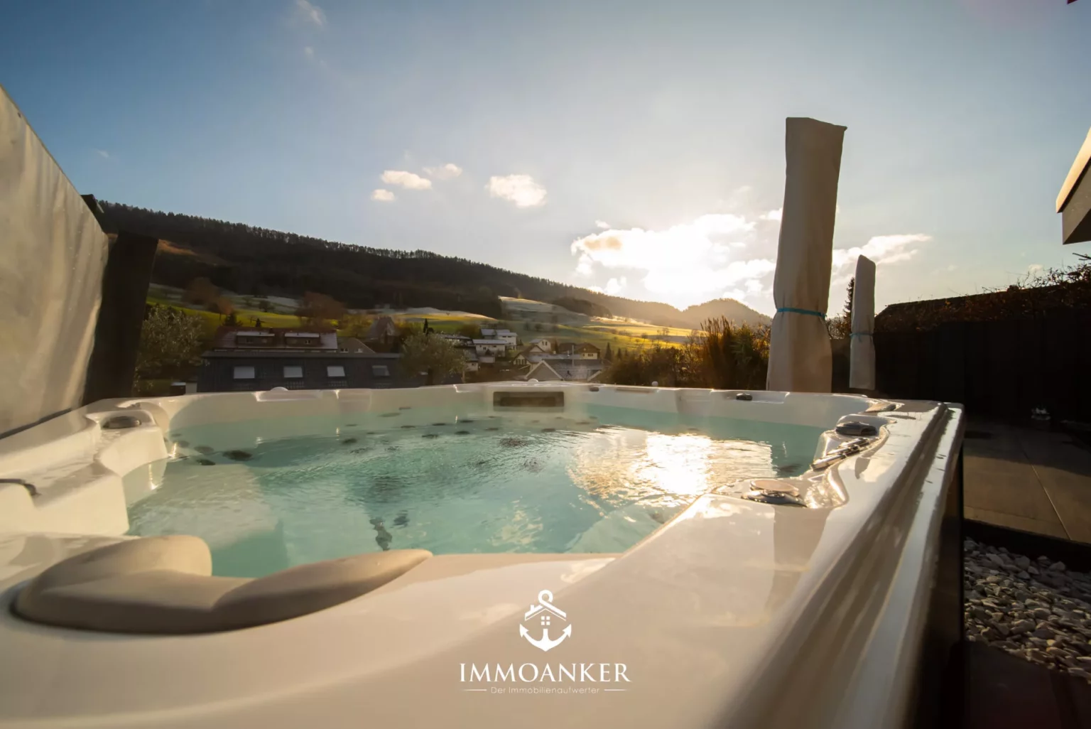 Whirlpool mit Panoramablick bei Sonnenuntergang