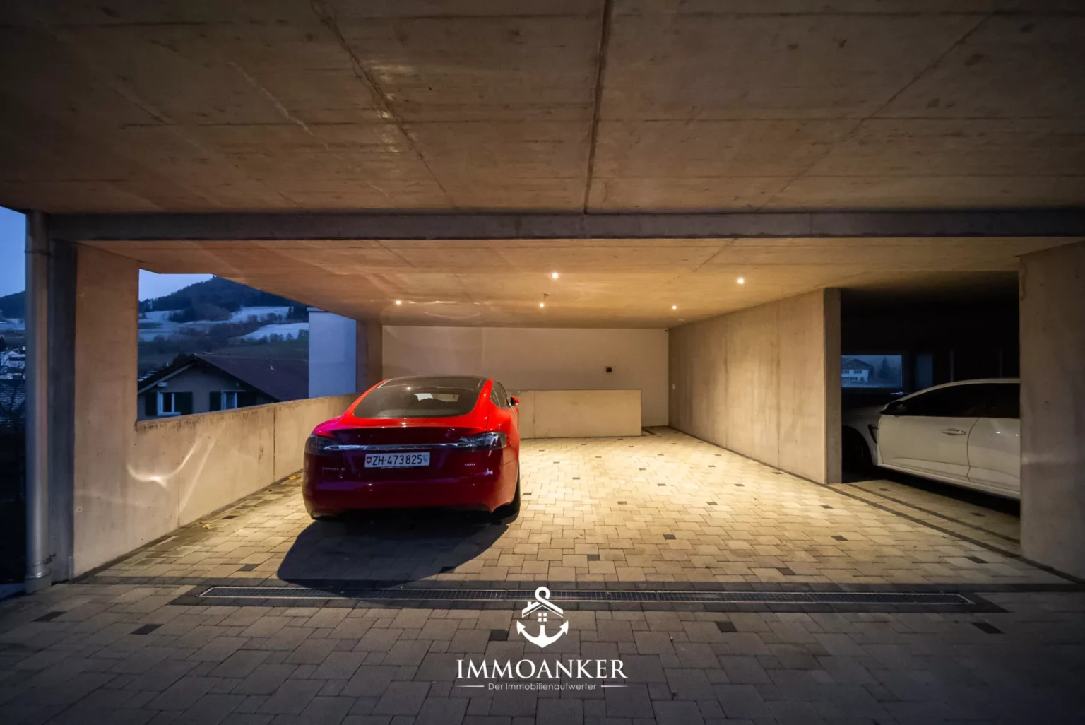 Überdachter Stellplatz / Garage bei Dämmerung