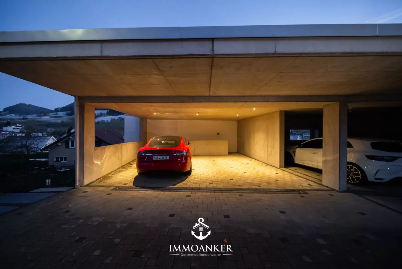 Überdachte Garage bei Dämmerung