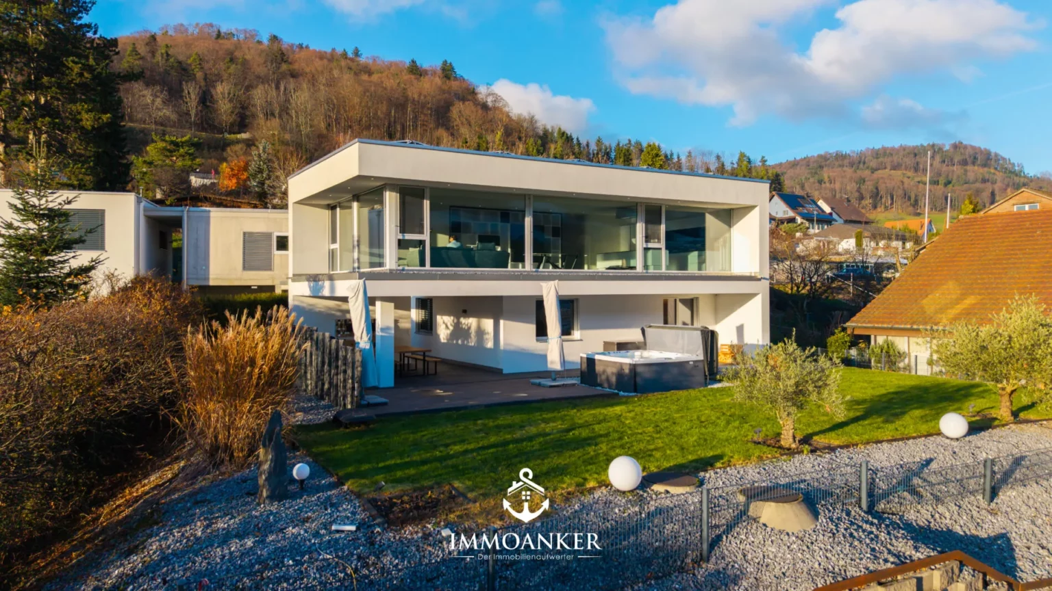 Modernes Einfamilienhaus mit Garten und Whirlpool