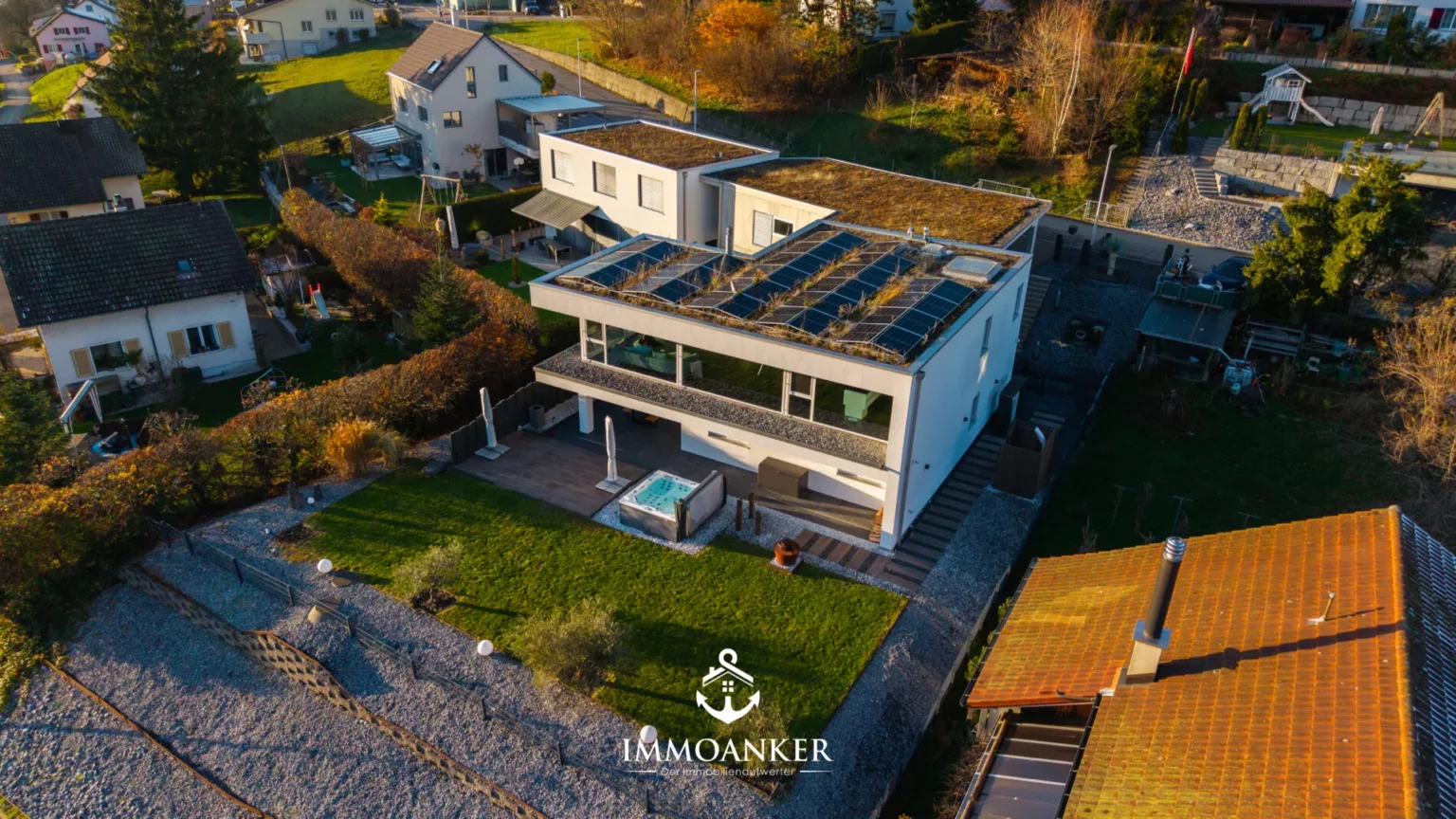Moderne Luftaufnahme eines Einfamilienhauses mit Garten