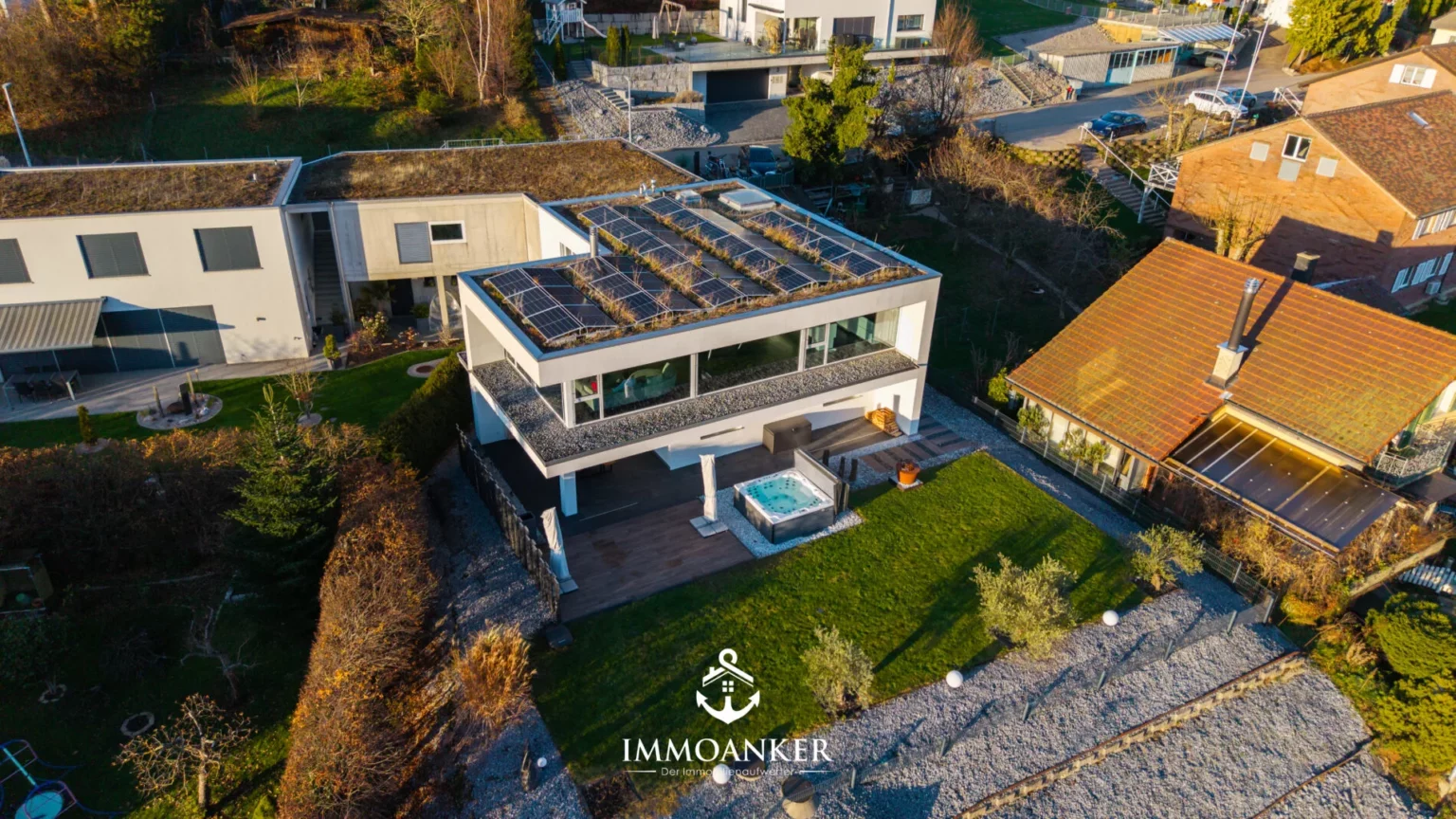 Luftaufnahme eines modernen Hauses mit Garten und Whirlpool