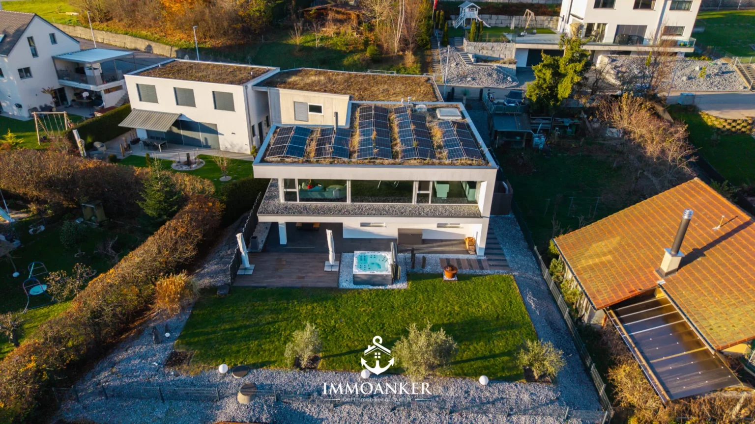 Moderne Luftaufnahme eines Wohnhauses mit Garten und Solardach