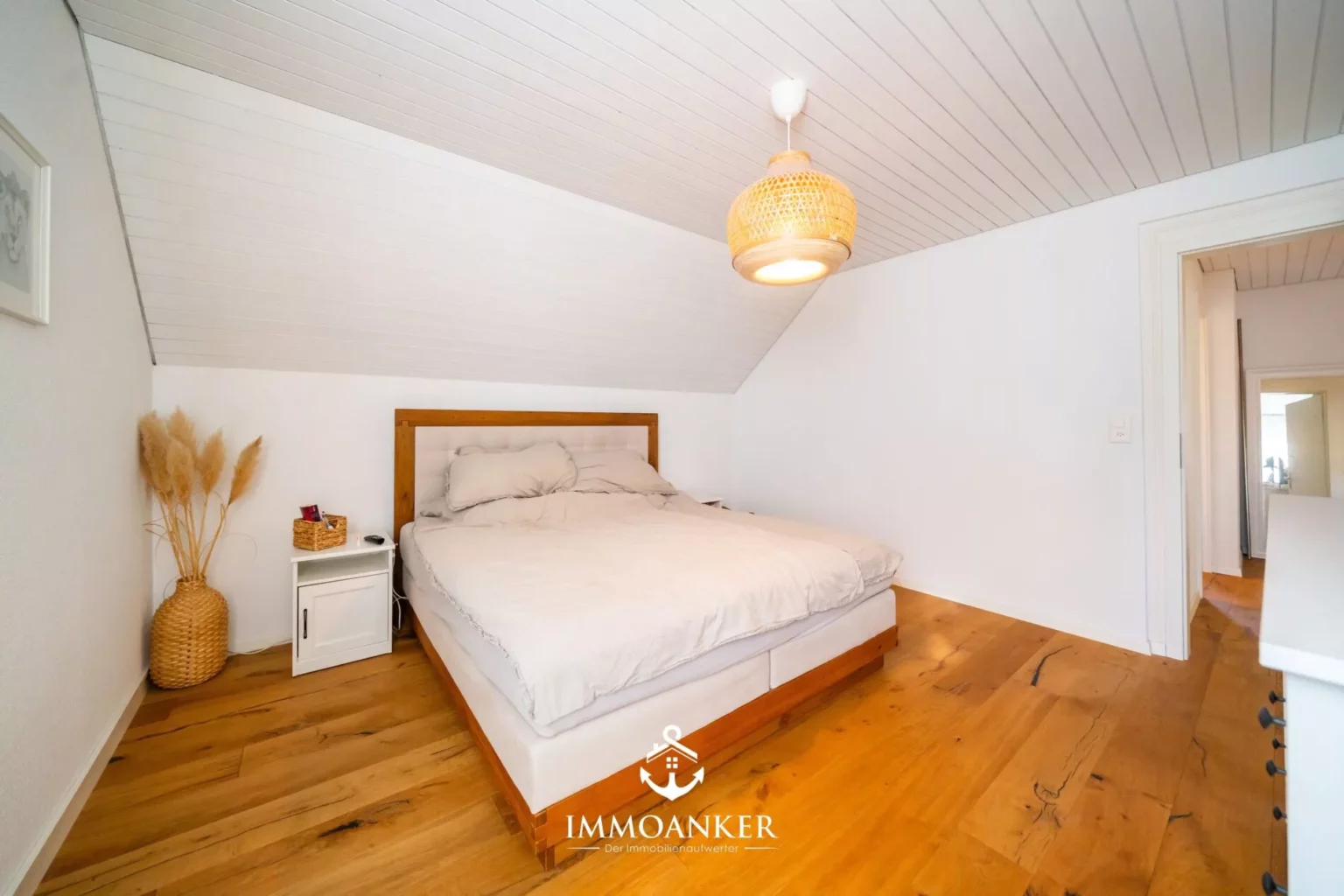 Helles Schlafzimmer mit Dachschräge