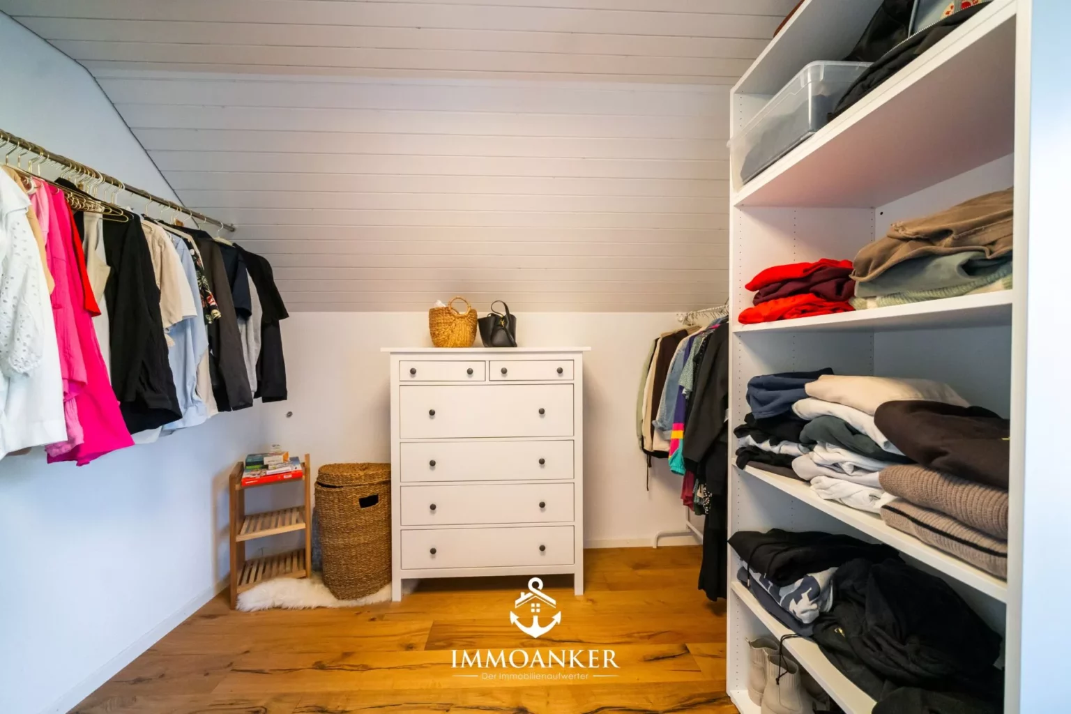 Ankleidezimmer mit offener Kleideraufbewahrung