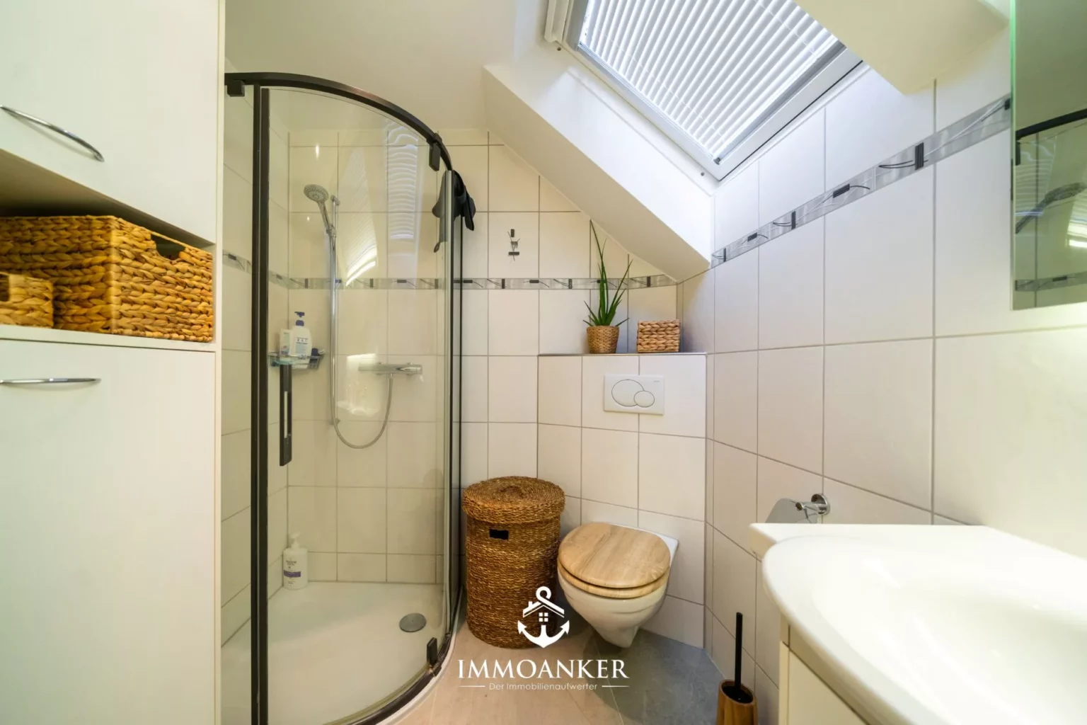 Kleines Bad mit Dusche und Dachfenster