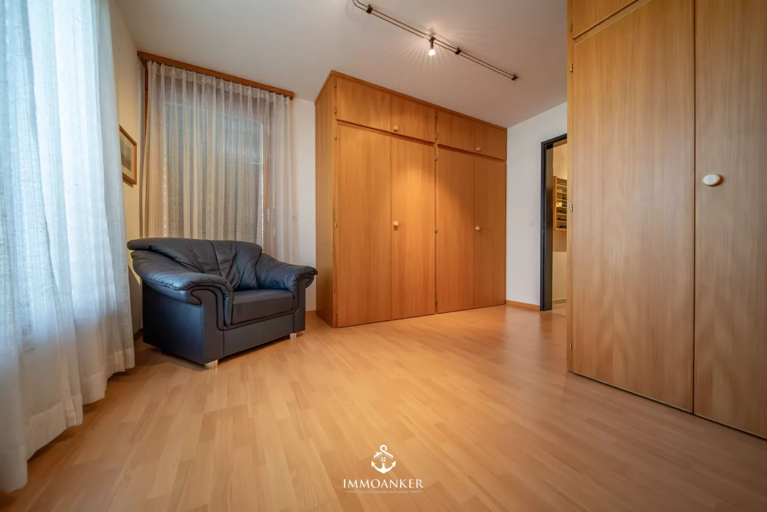 Helles Schlafzimmer mit Einbauschrank