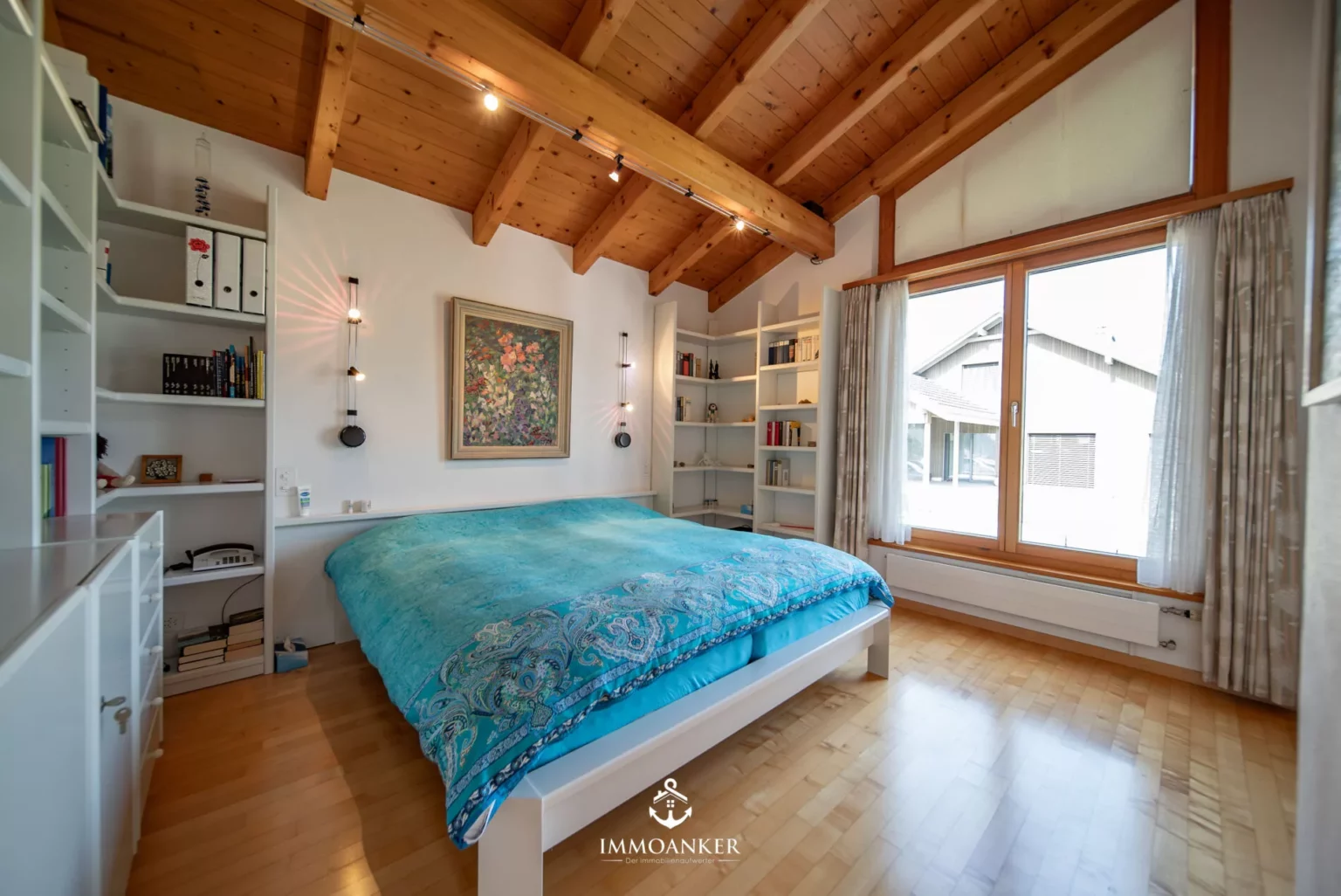 Helles Schlafzimmer mit Holzdecke