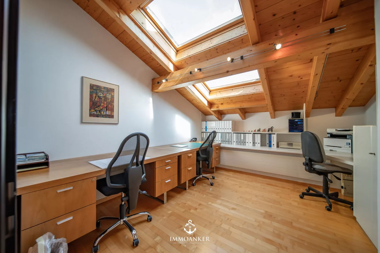 Helles Dachgeschossbüro mit Holzdecke