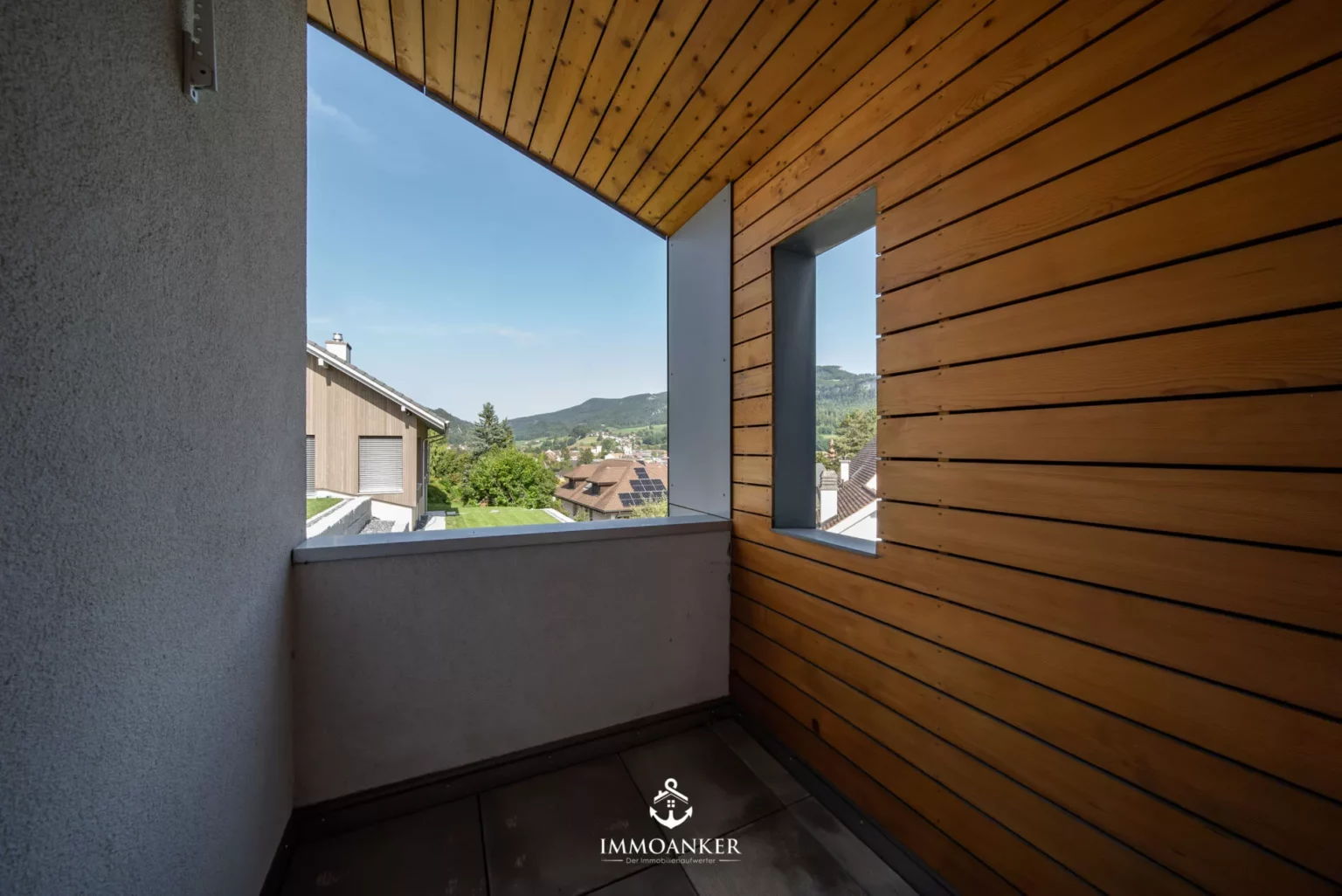 Überdachter Balkon mit Bergblick