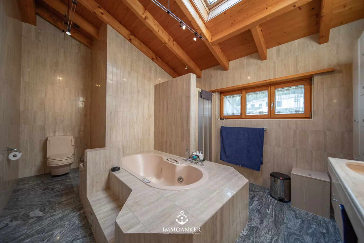 Badezimmer mit Whirlpool und Holzdecke