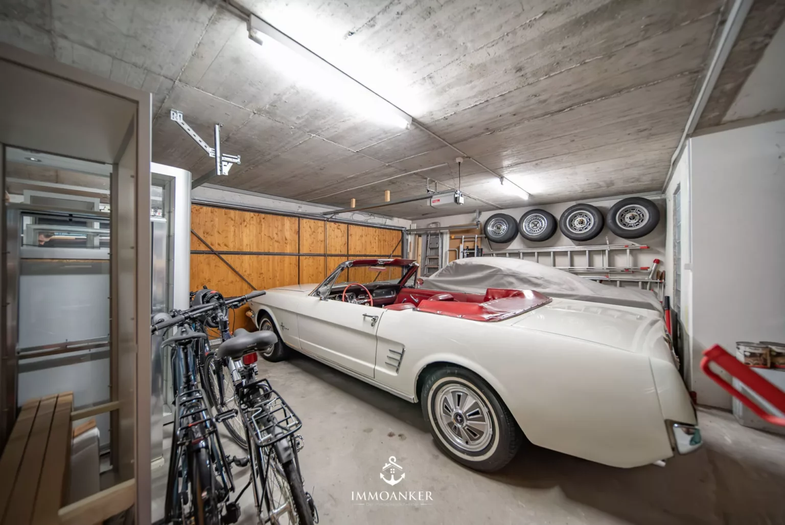 Große Garage mit Oldtimer und Fahrrädern