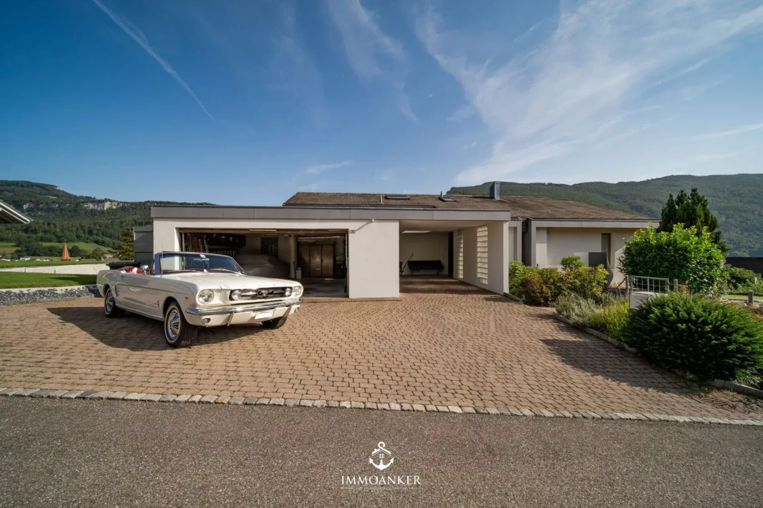 Außenansicht eines modernen Bungalows mit Doppelgarage