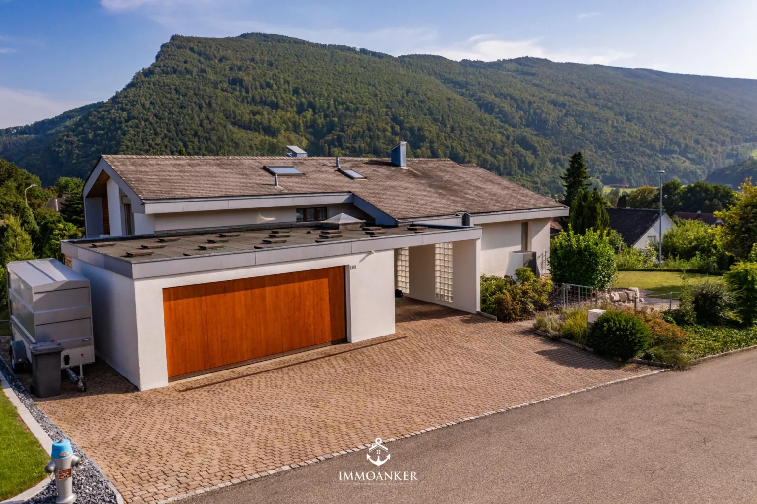 Modernes Einfamilienhaus mit Garage und Bergblick