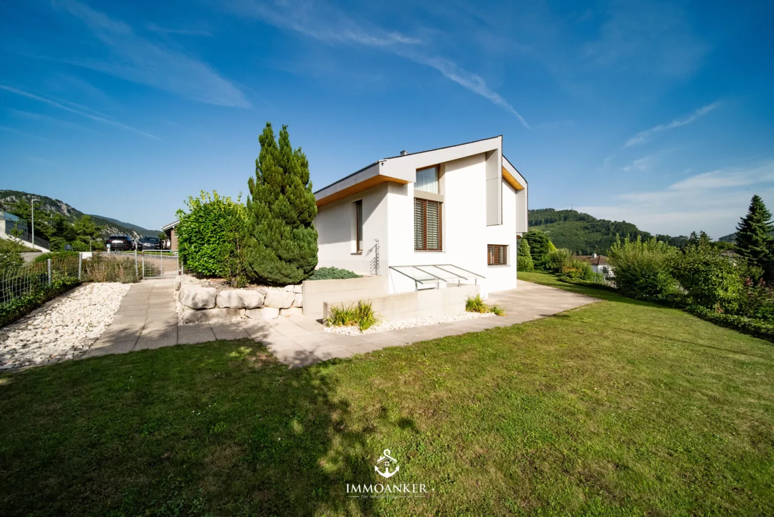 Modernes Einfamilienhaus mit Garten