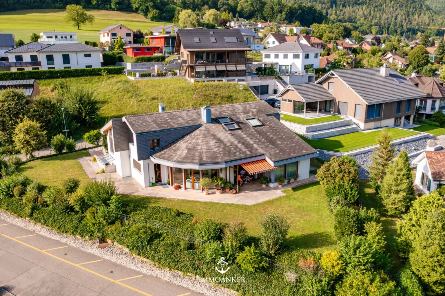 Drohnenaufnahme eines Einfamilienhauses in Hanglage