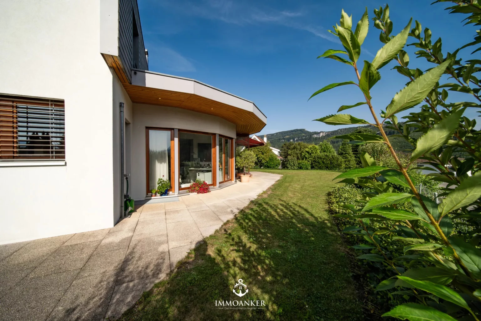 Moderne Hausfassade mit Garten und Terrasse