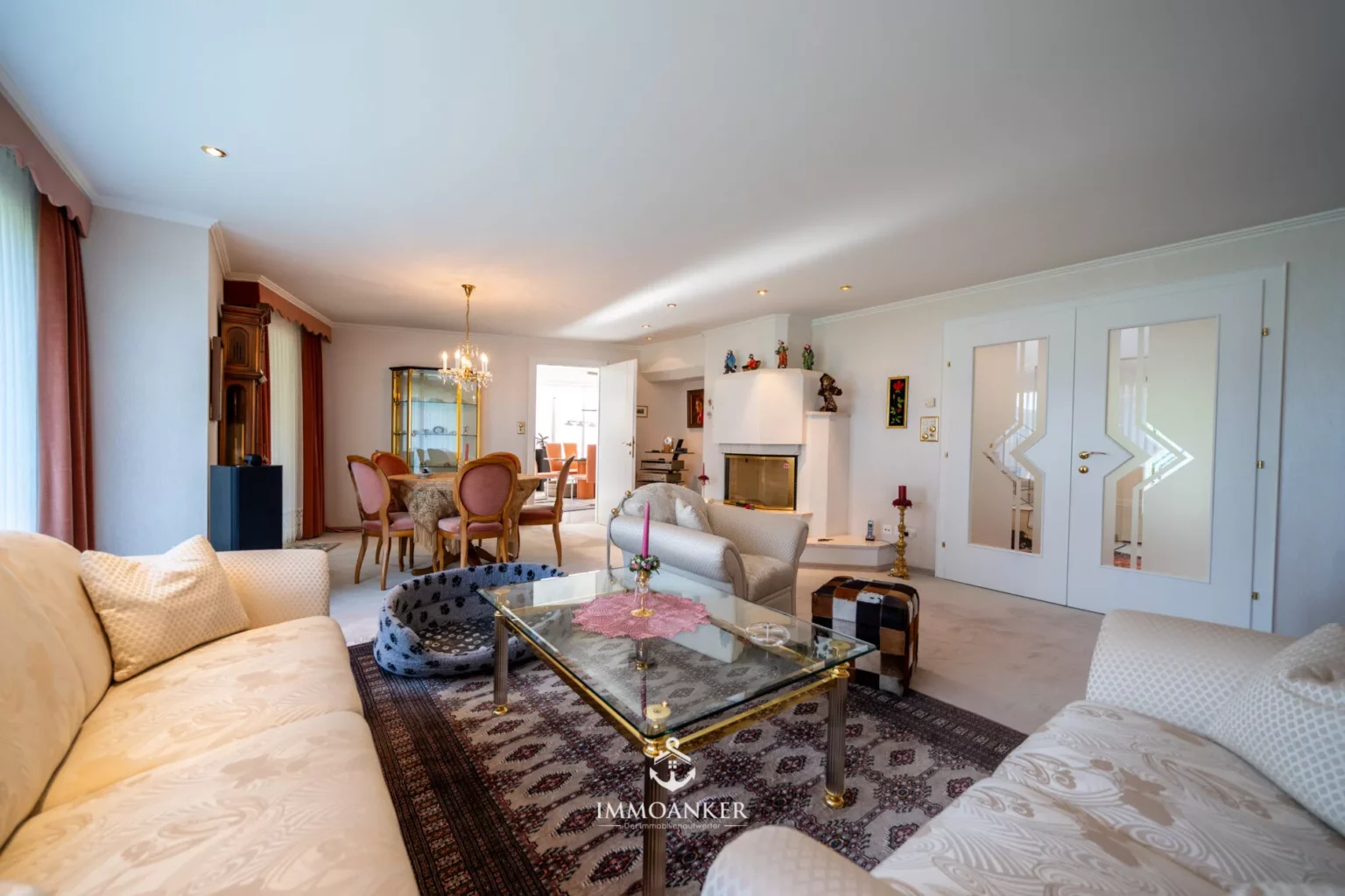 Elegantes Wohnzimmer mit Essbereich