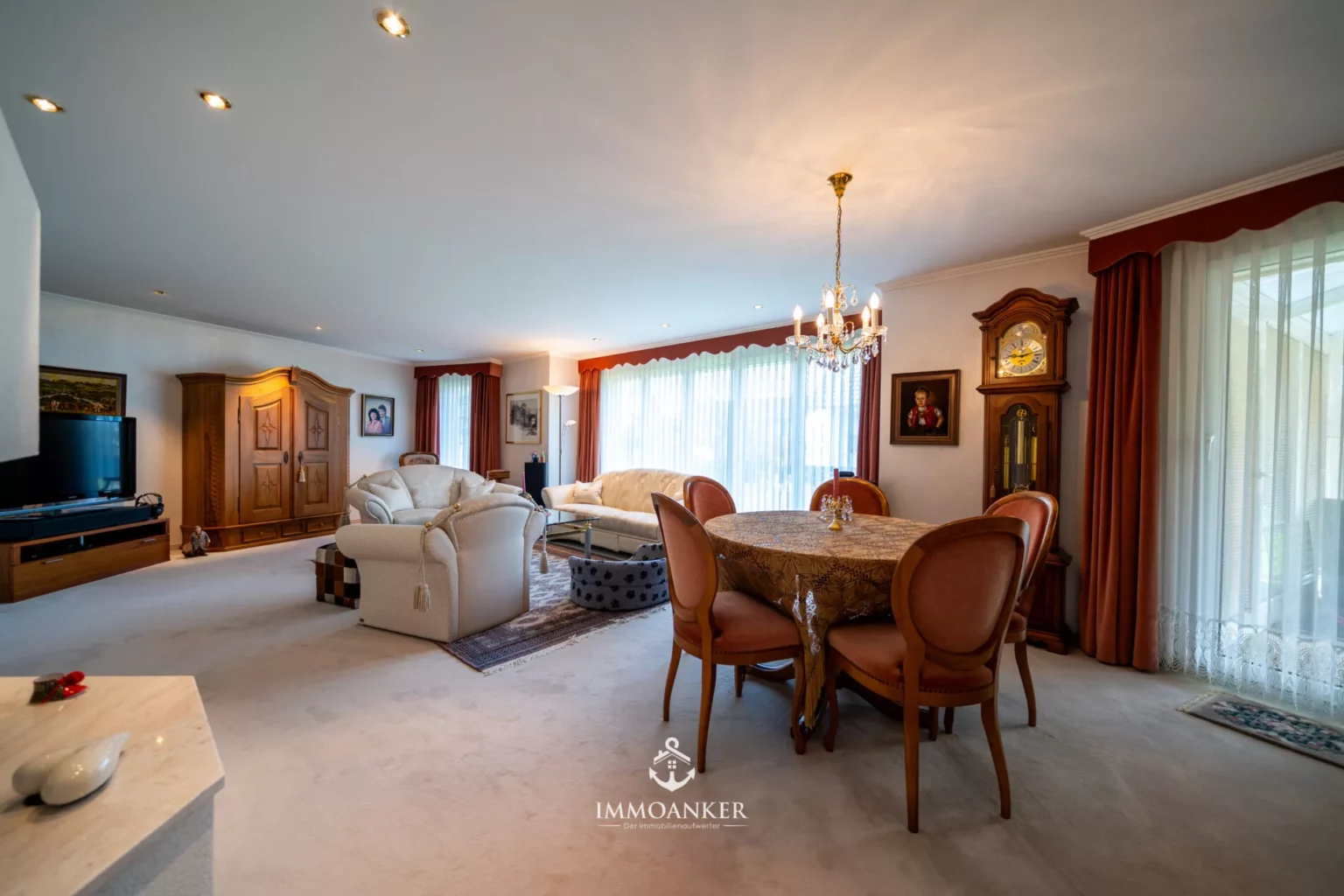 Großzügiges Wohn- und Esszimmer mit klassischer Einrichtung