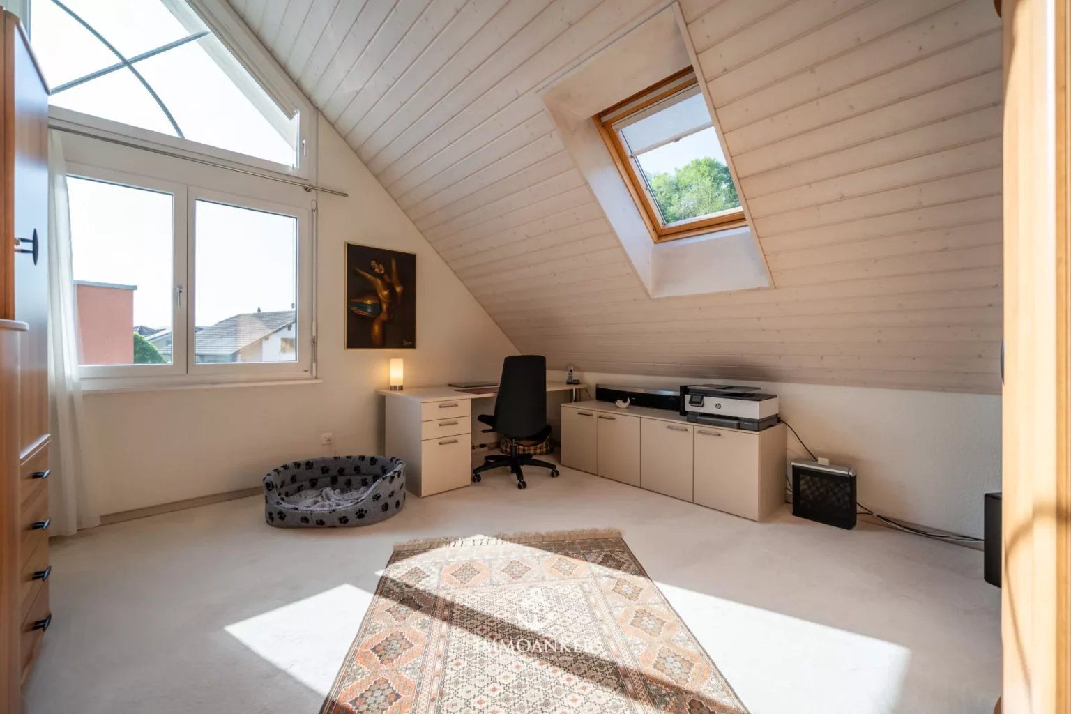 Dachzimmer mit Arbeitsbereich