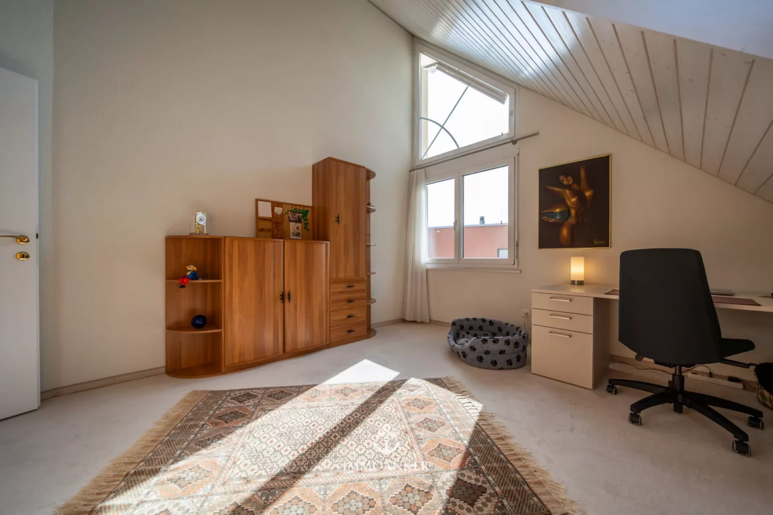 Helles Dachzimmer als Arbeitszimmer