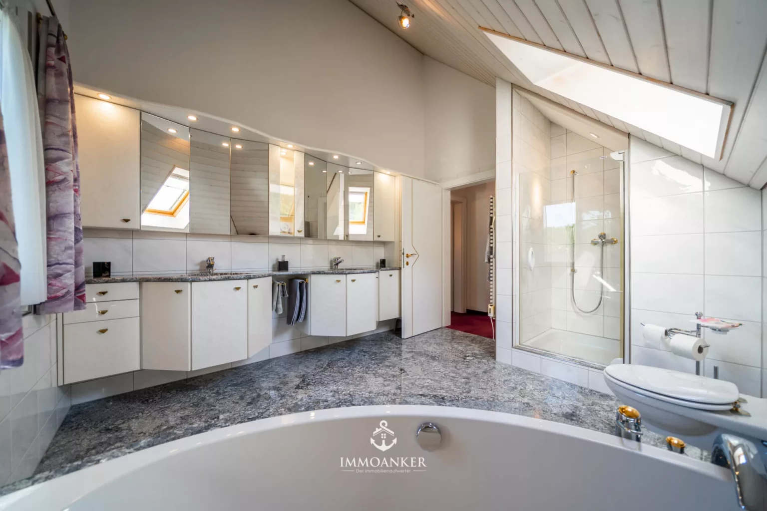Luxuriöses Dachgeschoss-Badezimmer mit Badewanne