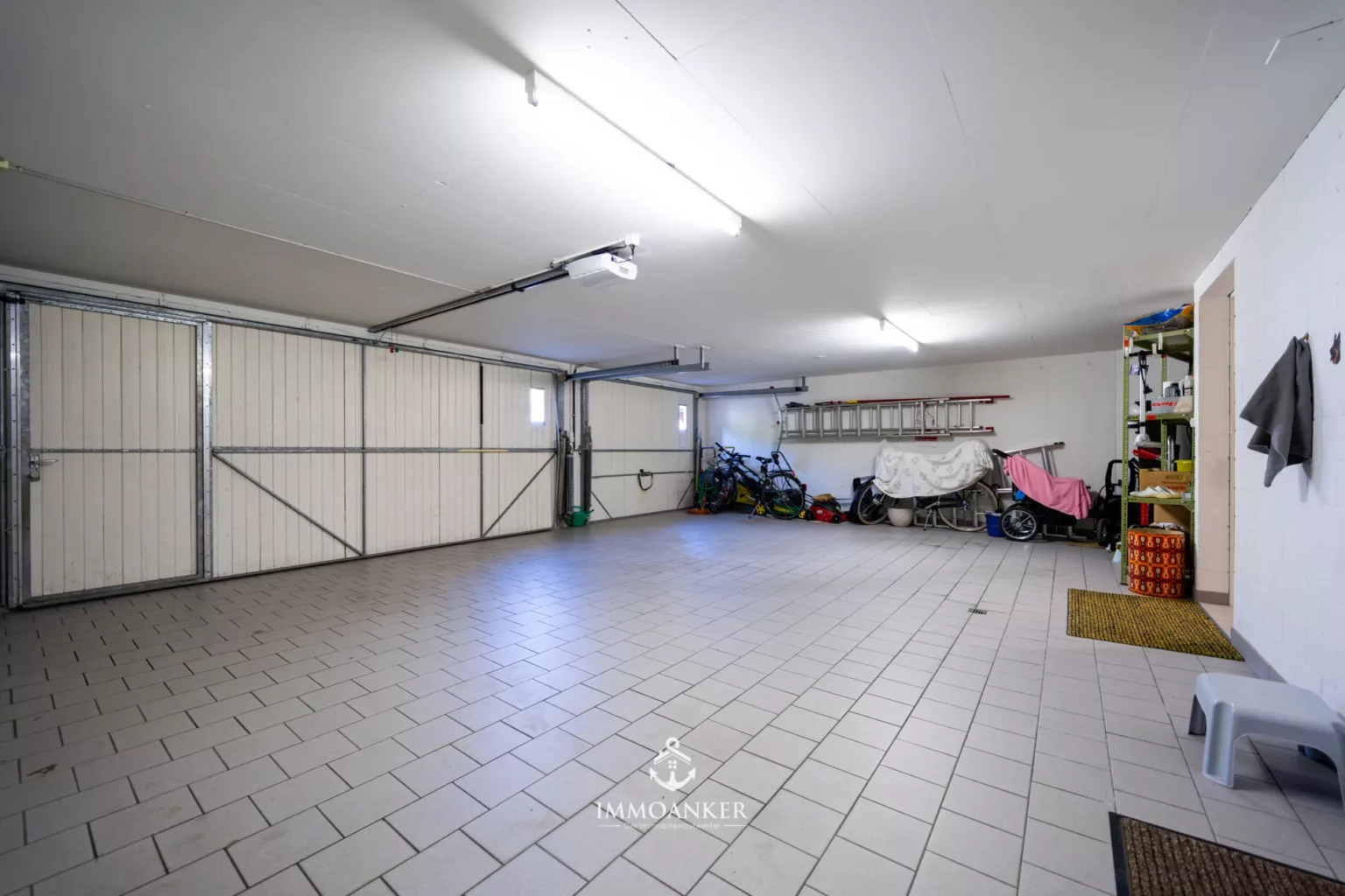 Große Doppelgarage mit Fliesenboden