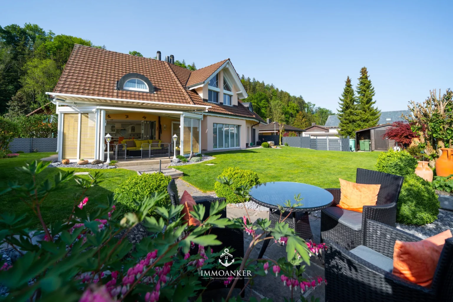 Gepflegter Garten mit Einfamilienhaus und Terrasse