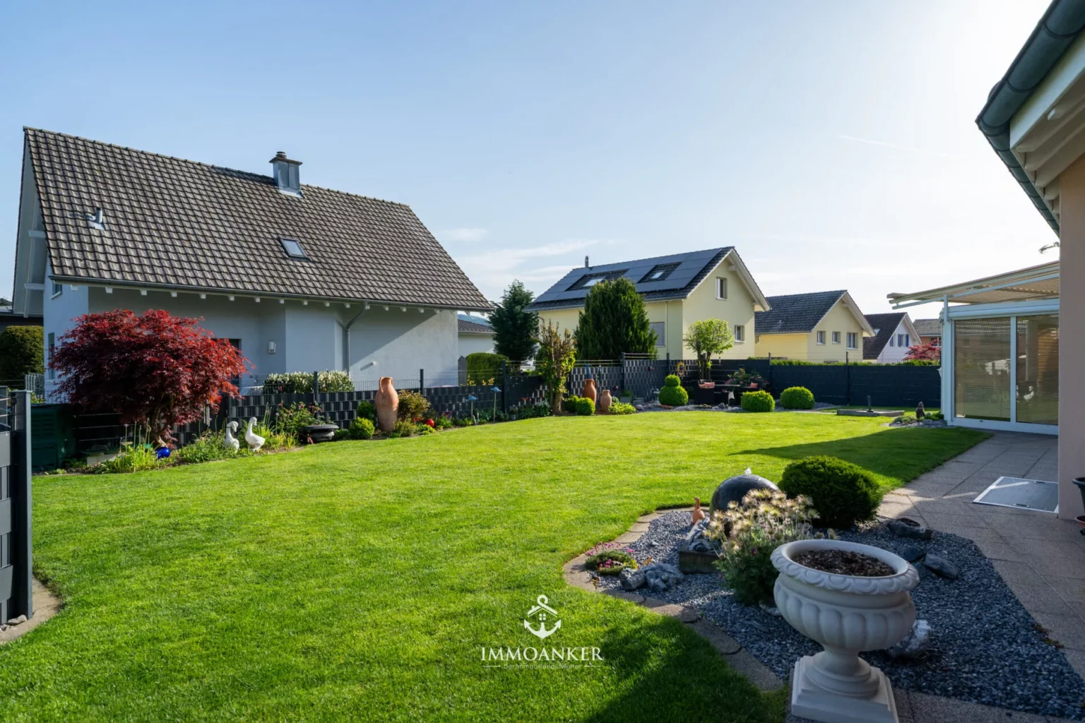 Großer gepflegter Garten mit Einfamilienhäusern