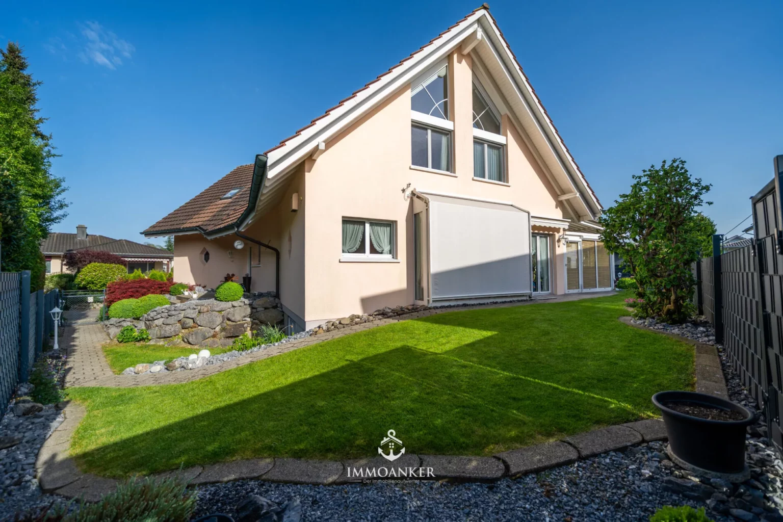 Einfamilienhaus mit gepflegtem Garten