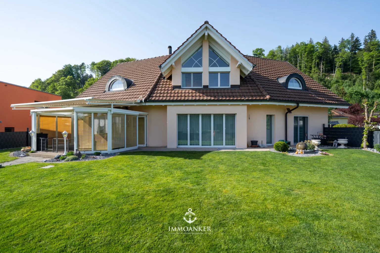 Einfamilienhaus mit großem Garten