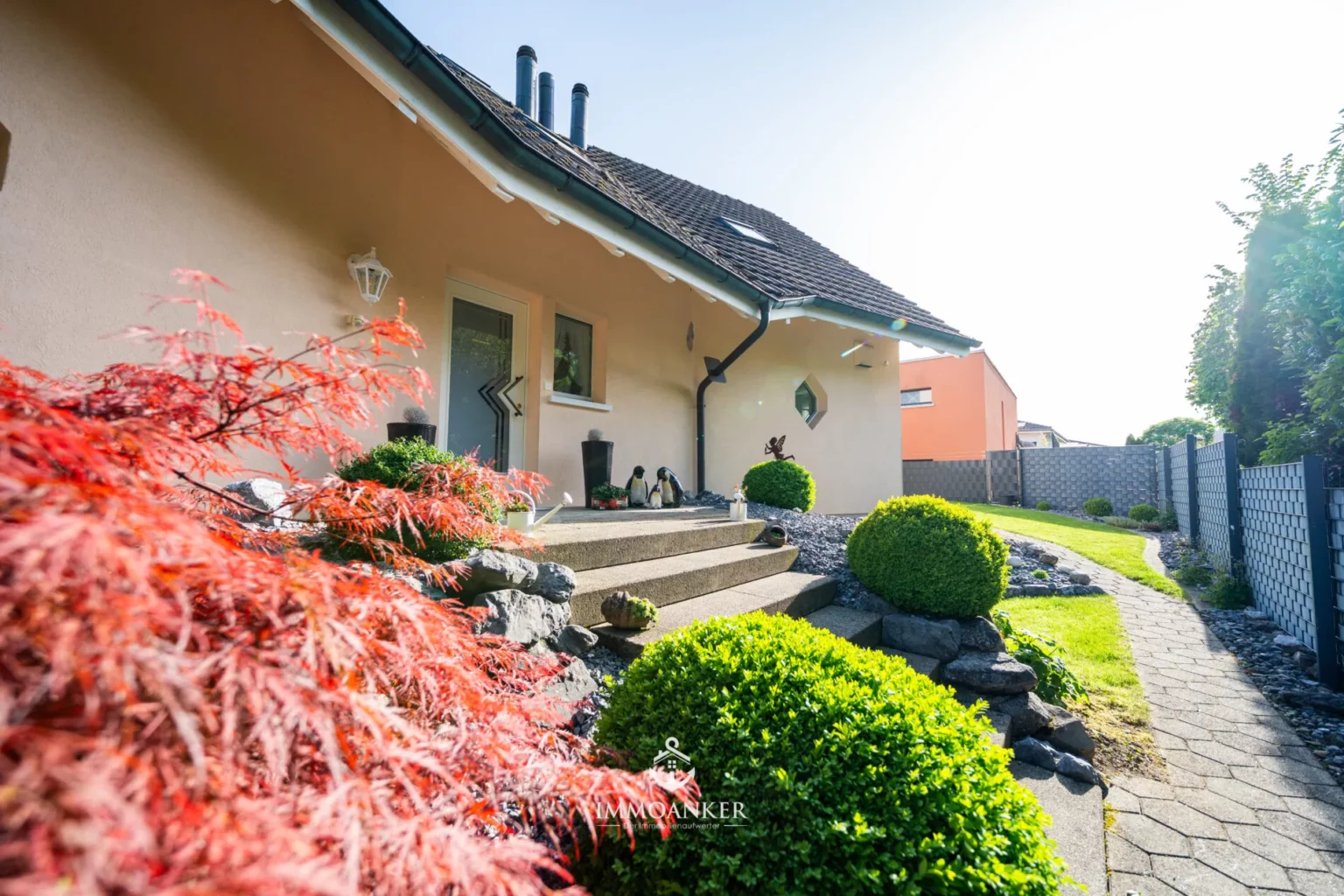 Einfamilienhaus mit gepflegtem Vorgarten