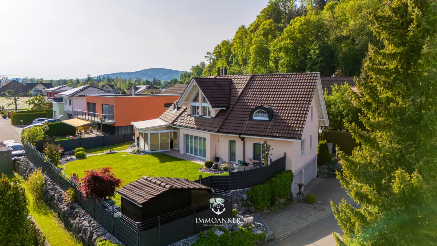 Einfamilienhaus mit Garten und Hanglage