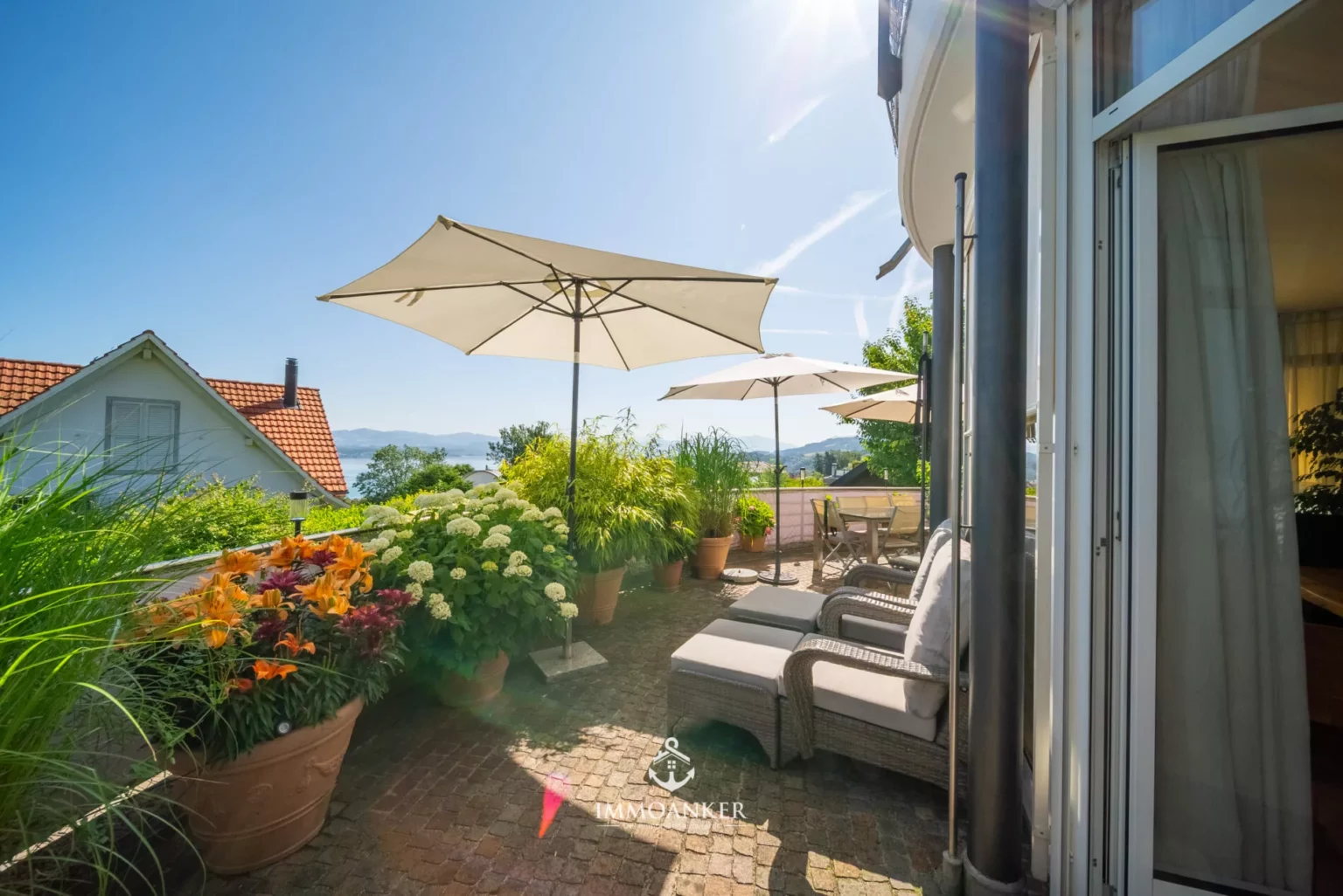 Dachterrasse mit Pflanzen und Seeblick