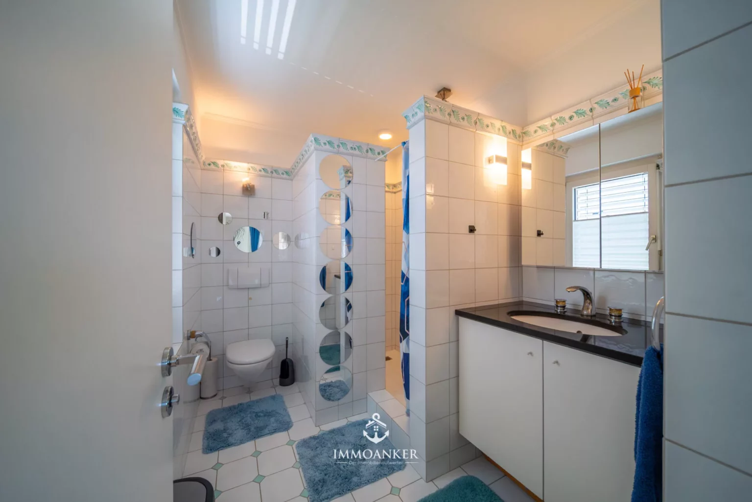 Modernes Badezimmer mit Dusche und Waschtisch