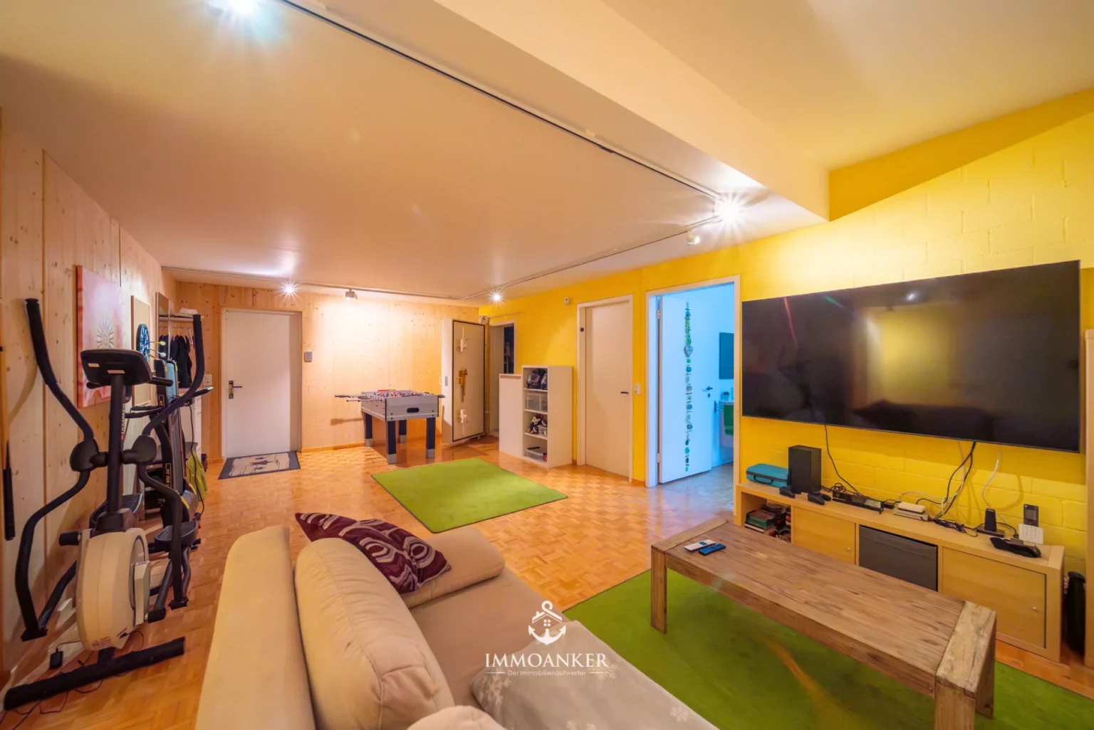 Wohnzimmer mit Freizeit- und Medienbereich