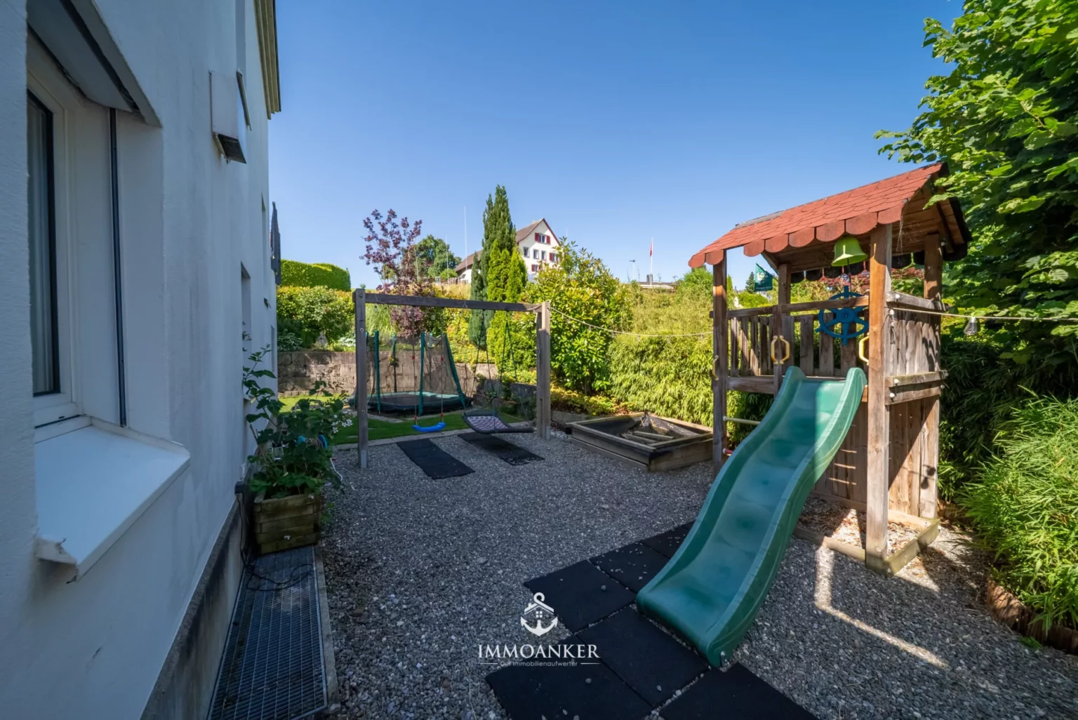 Garten mit Kinderspielplatz