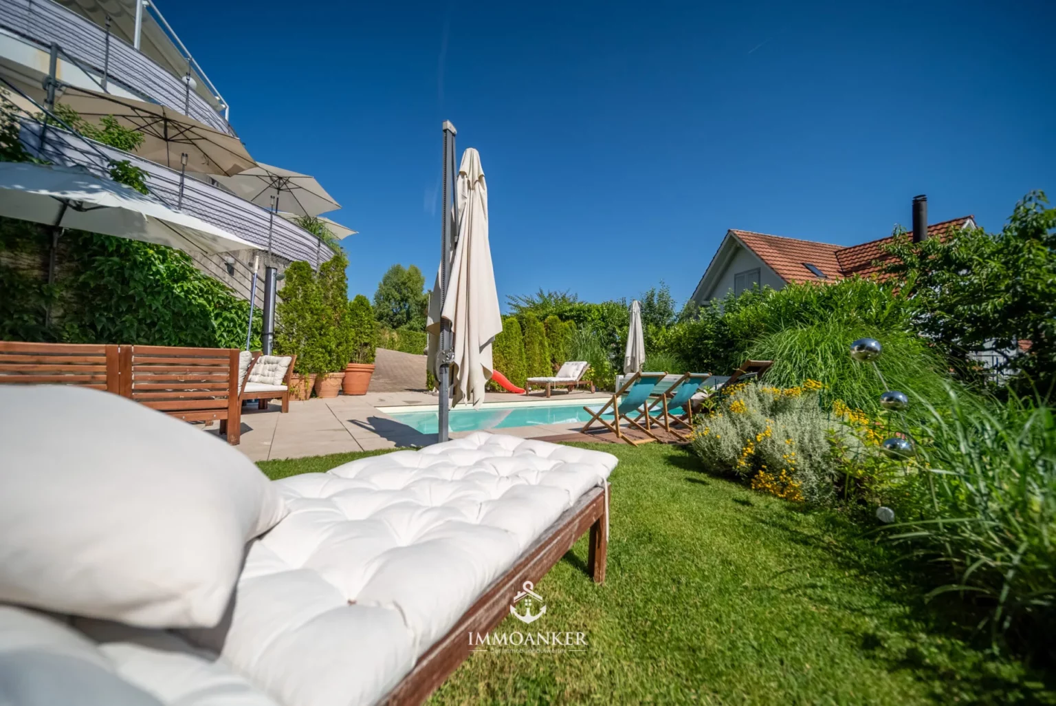 Luxuriöser Garten mit Pool und Sonnenliegen