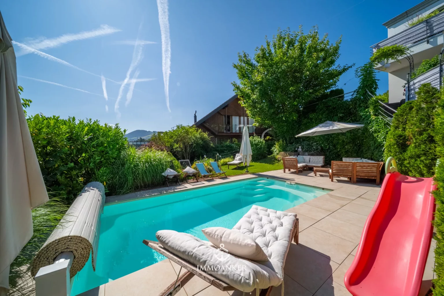 Garten mit Pool und Terrasse