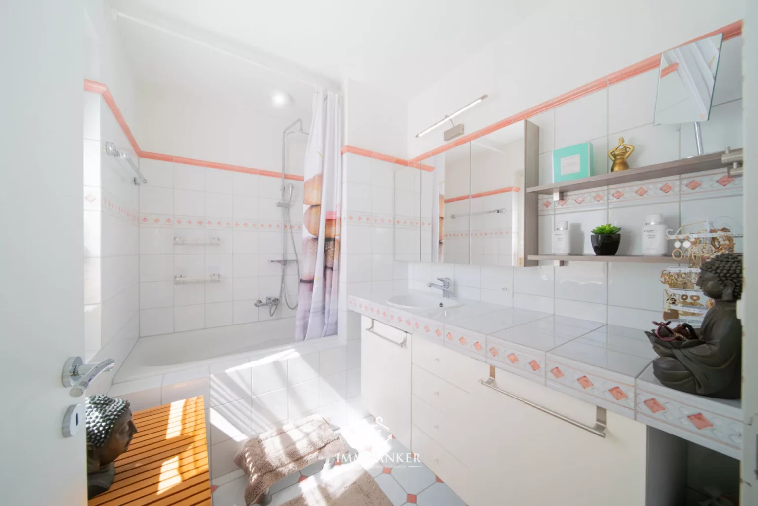 Modernes Badezimmer mit Badewanne und Waschtisch