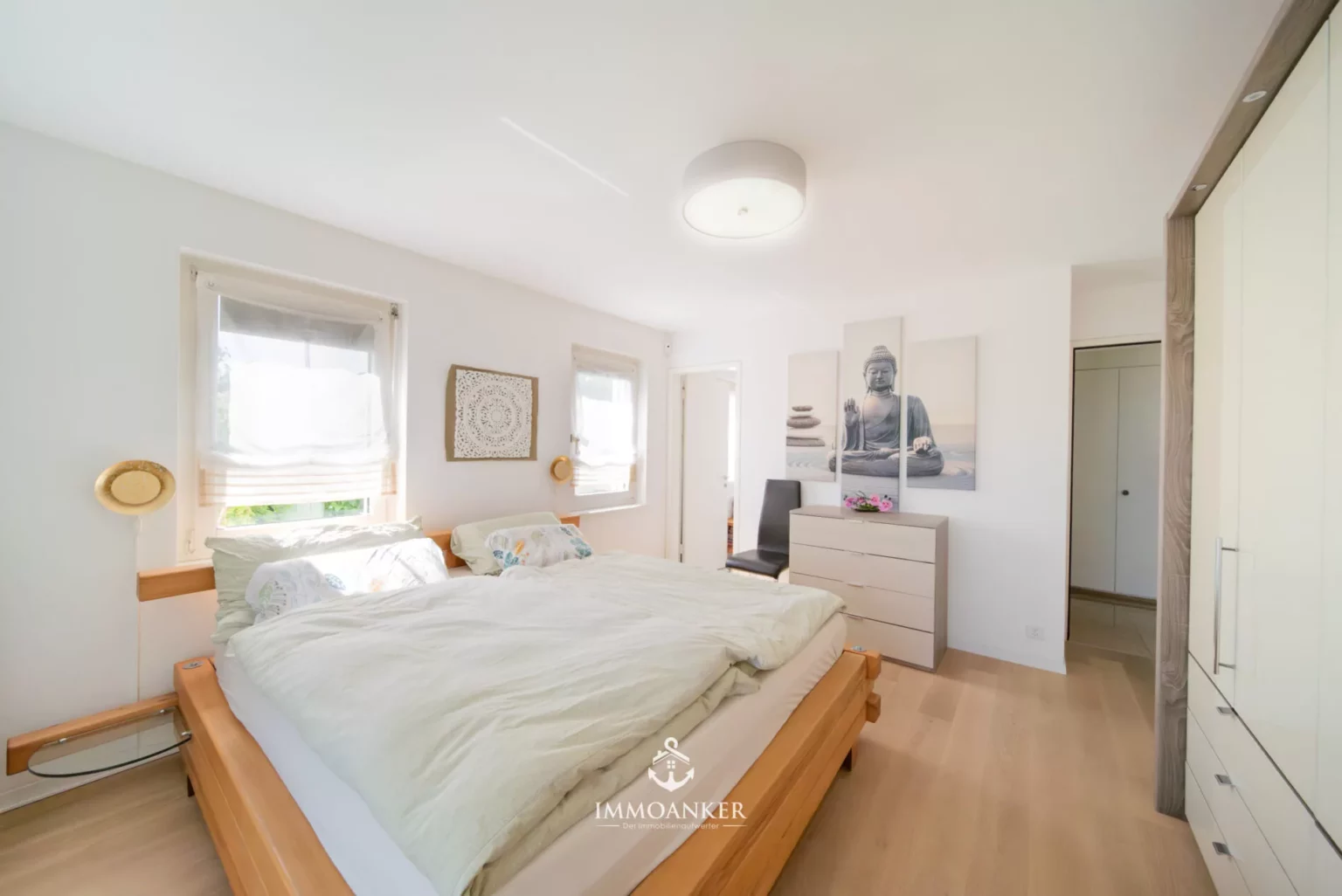 Helles Schlafzimmer mit Doppelbett