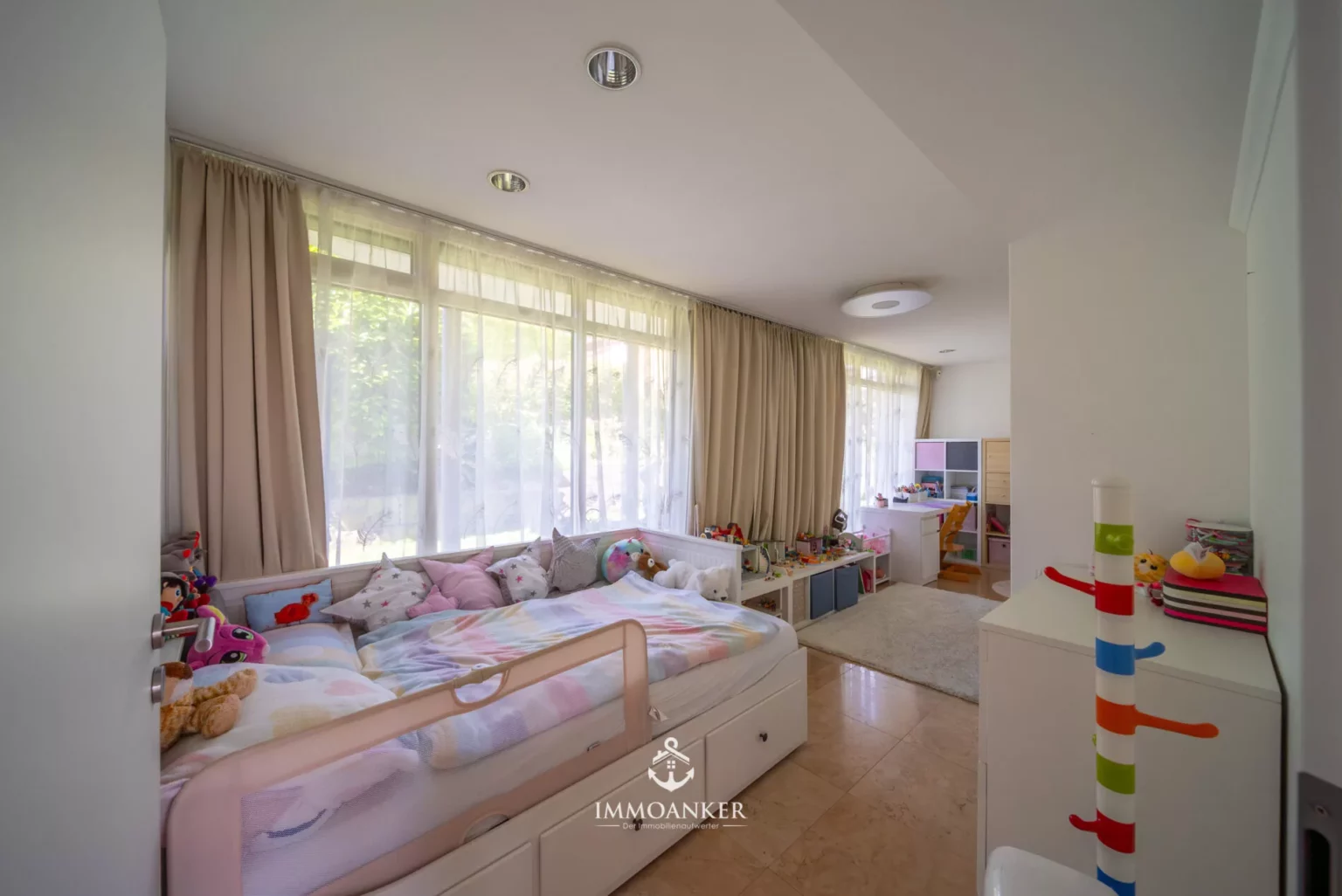 Helles Kinderzimmer mit Tageslicht
