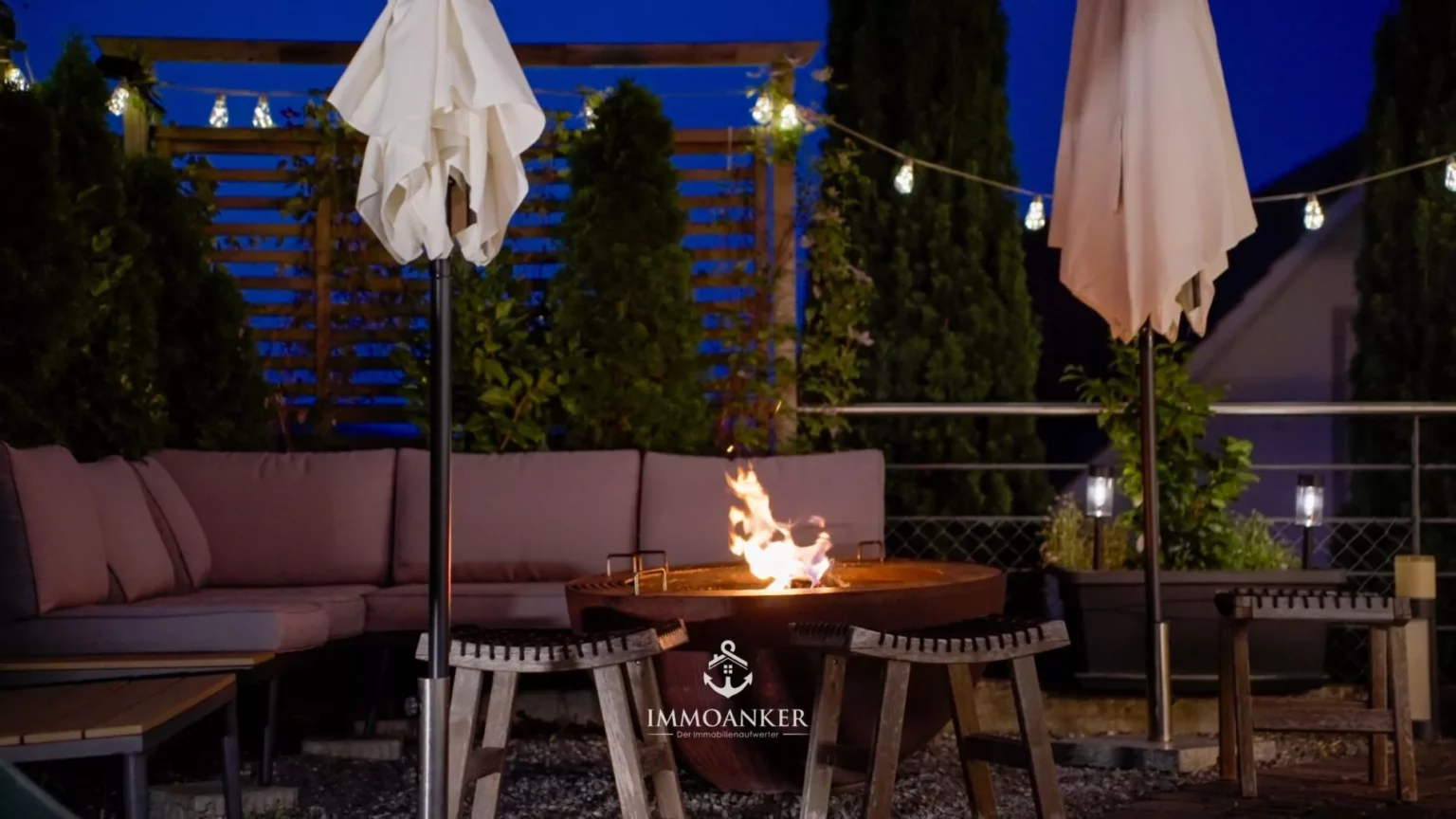 Dachterrasse mit Feuerstelle und Loungemöbeln