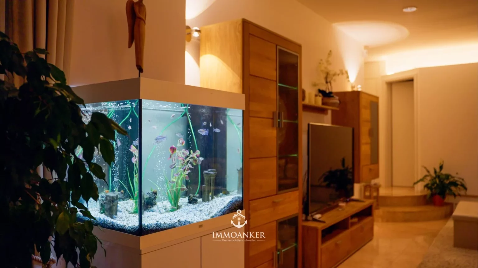 Wohnzimmer mit Aquarium und Holzmöbeln