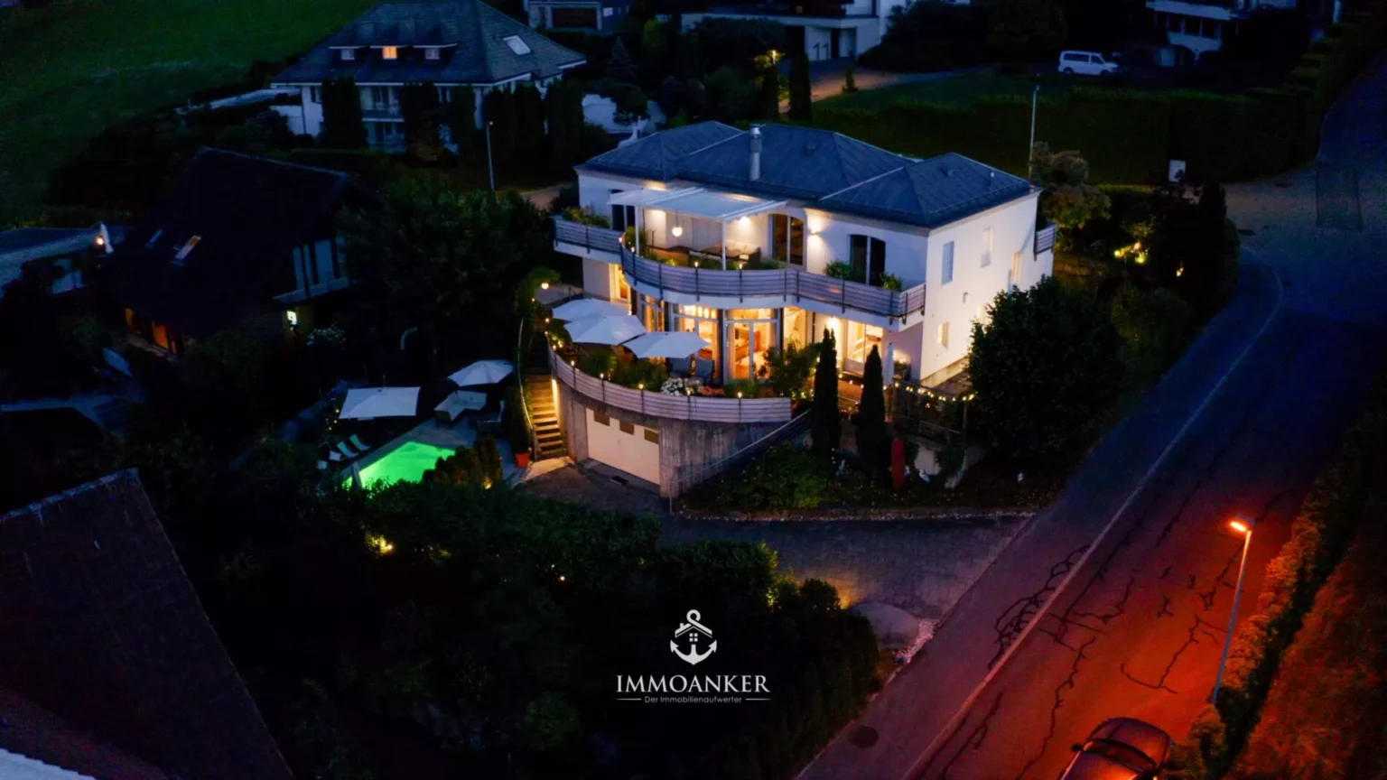 Luxuriöse Villa bei Dämmerung