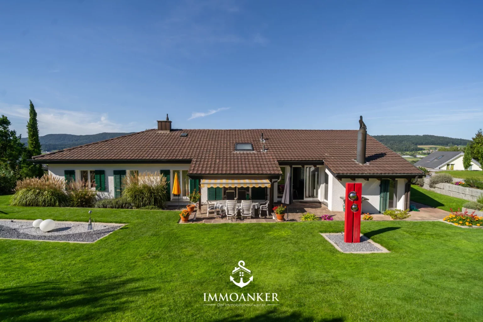 Einfamilienhaus mit großem Garten und Terrasse